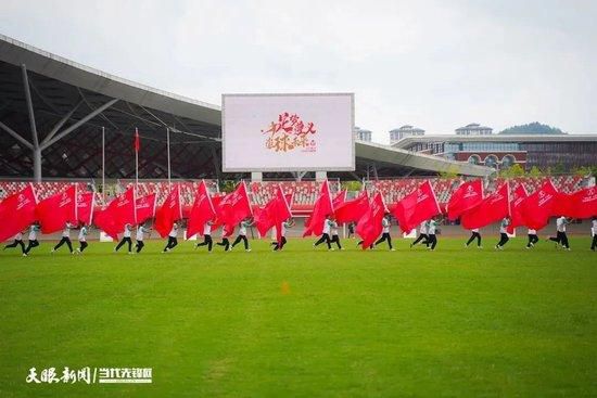 一觉睡醒，沈伟（余文乐 饰）和桐欣（张静初 饰）赫然发现目生的彼此居然赤裸相见，因而仓促道别。更诡异的是，他们出门时发现本身置身于家具城中。宿醉的他们拼命回想着昨晚产生的一切：沈伟记得是被一堆伴侣约来给某女过生日，成果在嬉笑怒骂以后来到了夜店，歌舞泰平承平以后，他便掉往了记 忆。桐欣记得本身背负着导演要把30万巨款交给女演员的重担，可是酒过三巡，她仿佛也掉往了知觉。他们在紊乱且游离的记忆中重返实际：沈伟发现新浪微博上竟是他迷醉的照片，令四周同事对他与文娱圈某女的八卦乐此不疲。而桐欣则一向遭到导演的逼问工作